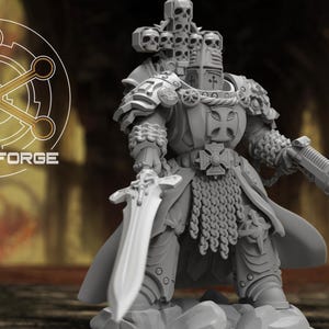 Pode incluir: Uma miniatura de plástico cinza de uma figura de guerreiro vestindo armadura e segurando uma espada e uma arma. A figura tem um capacete em forma de crânio e uma saia de cota de malha. A figura está em pé sobre uma base cinza.