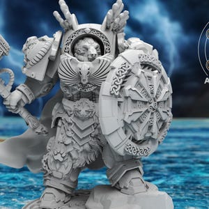 Puede incluir: Figura gris detallada de un guerrero con armadura ornamentada, sosteniendo un gran martillo y un escudo. La figura tiene un casco con cuernos y está de pie sobre una base rocosa. El fondo presenta un cielo tormentoso y el océano.