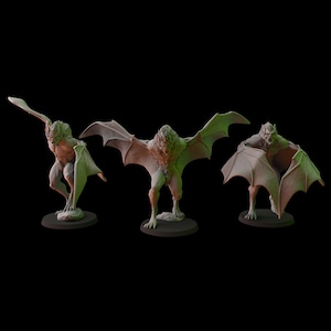 以下が含まれることがあります： 翼を広げたコウモリのような生き物のミニチュアフィギュアが3体。フィギュアは薄い茶色に塗られており、それぞれ異なるポーズをとっている。