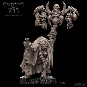 Peut inclure: Une miniature grise et détaillée d'une sorcière Orc tenant un bâton avec des crânes et des os. La miniature est posée dans une posture menaçante avec une expression de grognement. Le texte "ORC WITCH" et "PRE-SUPPORTED VERSION INCLUDED" est imprimé sous la miniature.