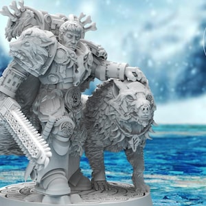 Puede incluir: Una miniatura blanca y detallada de una figura de guerrero con un compañero parecido a un lobo. El guerrero sostiene una gran motosierra adornada y lleva una armadura con diseños intrincados. El lobo está de pie junto al guerrero y tiene un diseño detallado similar.