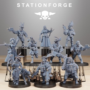Puede incluir: Una colección de diez figuras en miniatura de plástico gris, algunas con armas, de pie sobre una plataforma negra y gris. Las figuras están dispuestas en círculo alrededor de una plataforma central. Las figuras llevan todas diferentes prendas y accesorios. El texto "STATIONFORGE" está impreso en blanco sobre un fondo gris por encima de las figuras.