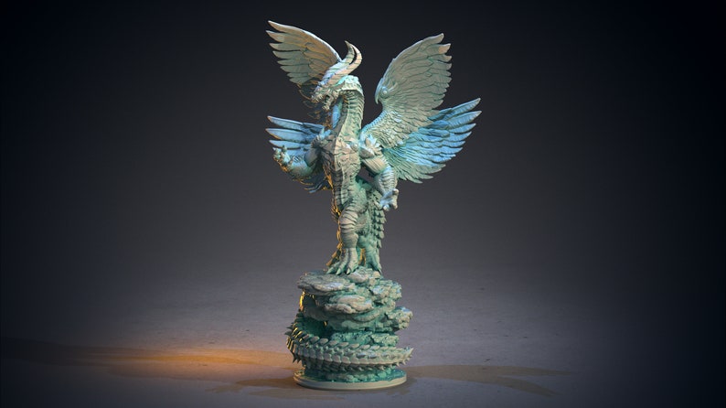 Op de afbeelding: Een groen en blauw miniatuur drakenbeeld met vleugels, staand op een rotsachtige basis. De draak heeft een lange nek en een scherpe snavel.