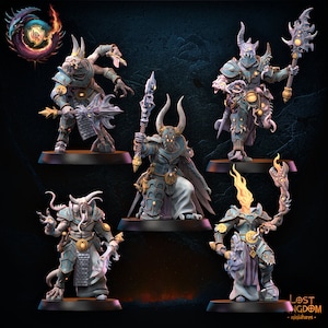 以下が含まれることがあります： 角のある悪魔のような生き物の詳細なミニチュアフィギュア5体。複雑な鎧と武器を装備している。フィギュアは青、グレー、ゴールドのグラデーションで塗装され、光るアクセントが施されている。フィギュアはダイナミックなポーズで、それぞれユニークな武器や杖を持っている。