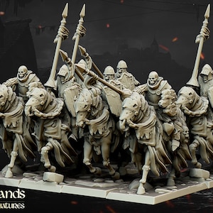 Puede incluir: Un grupo de ocho caballeros esqueléticos montando caballos esqueléticos, cada uno con una lanza y un escudo. Los caballeros llevan armadura y capas, y los caballos llevan bardas. Las figuras están pintadas en color gris claro.