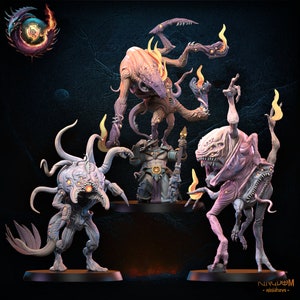 Peut inclure: Quatre figurines miniatures détaillées et peintes à la main de créatures monstrueuses aux yeux brillants et aux tentacules. Les figurines sont peintes dans des tons de rose, violet et gris, avec des accents d'orange et de jaune.