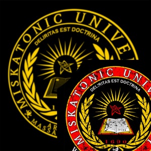 Pode incluir: Um logotipo circular preto e amarelo com o texto "WISKATOONIC UNIVER DELIRITAS EST DOCTRINA" e uma estrela com um círculo dentro. O logotipo tem uma coroa de louro e um livro com uma caveira e ossos cruzados.