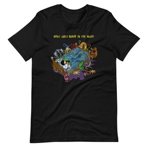 Könnte beinhalten: Schwarzes T-Shirt mit einer bunten Illustration eines Bettes mit einer schlafenden Person darin. Das Bett ist von verschiedenen Kreaturen umgeben, darunter Spinnen, Schlangen und andere gruselige Krabbeltiere. Der Text "What goes bump in the night" ist in Gelb über der Illustration gedruckt.