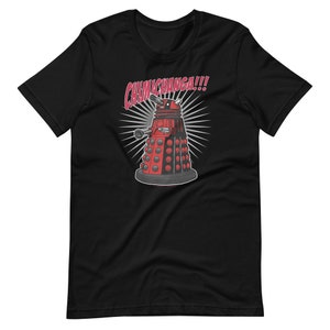 Könnte beinhalten: Schwarzes T-Shirt mit einem roten Dalek aus Doctor Who und dem Text "CHIMICHANGA!!" in Rot.