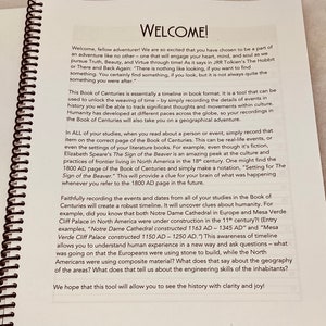 Puede incluir: Una p&aacute;gina de un libro titulado "Libro de los Siglos" con un mensaje de bienvenida para los aventureros. El texto explica c&oacute;mo usar el libro para rastrear eventos hist&oacute;ricos y aprender sobre diferentes culturas. Menciona ejemplos como la Catedral de Notre Dame y el Palacio Mesa Verde Cliff.