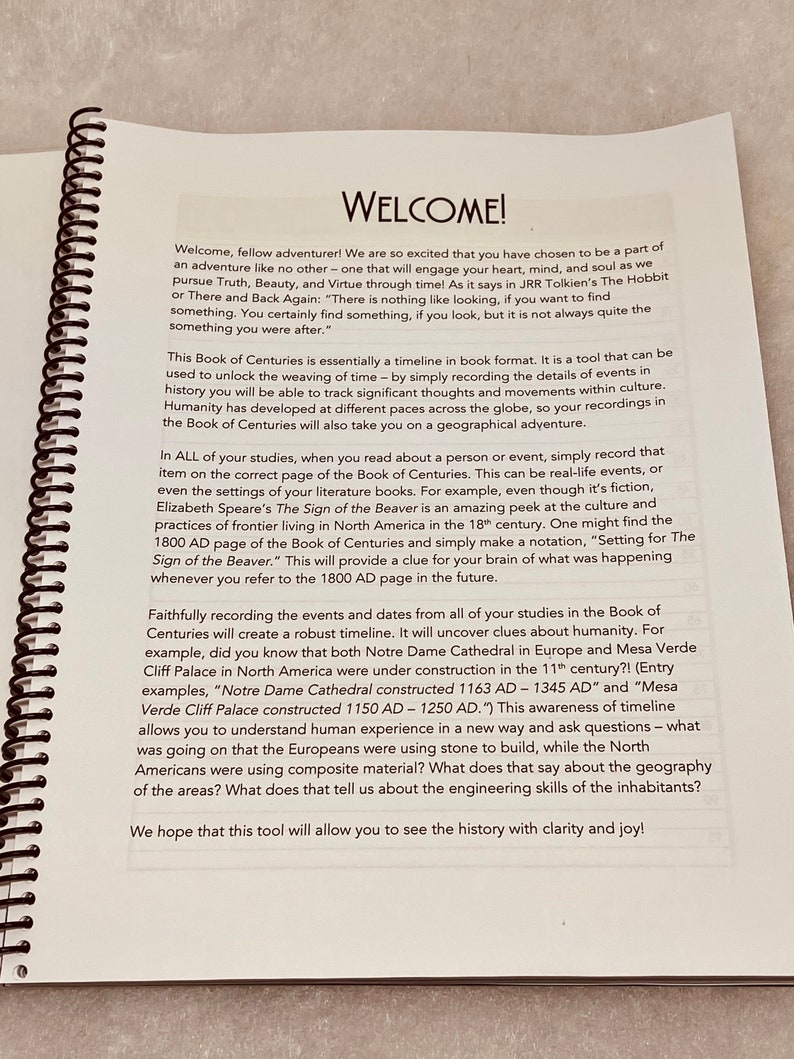 Puede incluir: Una p&aacute;gina de un libro titulado "Libro de los Siglos" con un mensaje de bienvenida para los aventureros. El texto explica c&oacute;mo usar el libro para rastrear eventos hist&oacute;ricos y aprender sobre diferentes culturas. Menciona ejemplos como la Catedral de Notre Dame y el Palacio Mesa Verde Cliff.