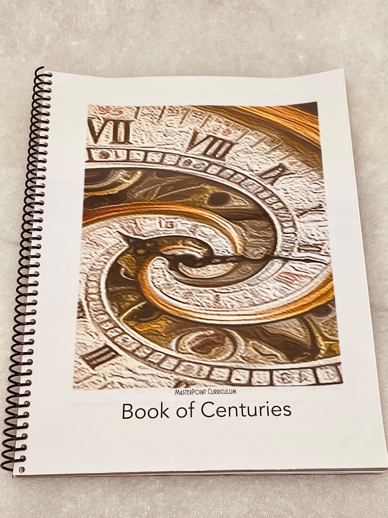 Puede incluir: Un libro blanco encuadernado en espiral con una imagen de esfera de reloj dorada y marr&oacute;n en la portada. El t&iacute;tulo del libro es "Book of Centuries" con el texto "Masterpoint Curriculum" sobre el t&iacute;tulo.