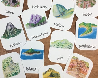 Può includere: Un set di 12 flashcard che mostrano diverse forme di rilievo, tra cui una grotta, un vulcano, una montagna, una valle, un mesa, una penisola, un'isola, una scogliera, un canyon, una collina, un istmo e un fiume.