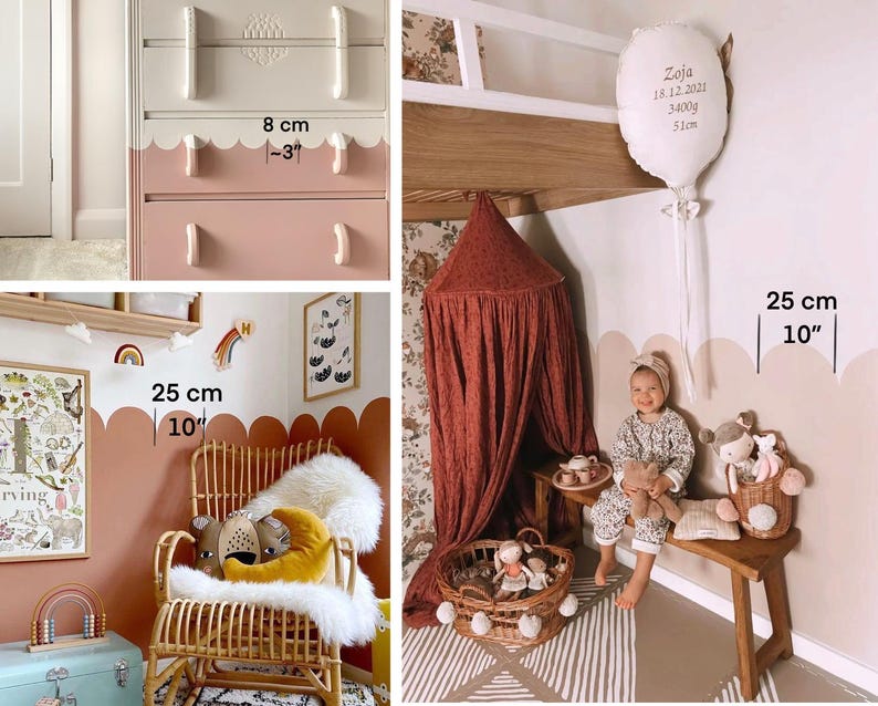 Op de afbeelding: Een babykamer met een witte commode met roze lades, een bruine rotan schommelstoel met een wit schapenvacht, een rode kap die aan het plafond hangt, een witte ballon met de tekst "Zoja 18.12.2021 3400g 51cm" en een houten bankje met een mand vol knuffels. De muren zijn lichtbruin geverfd met een gegolfde rand in een donkerdere bruine kleur.