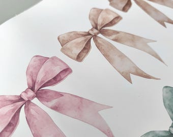 Op de afbeelding: Waterverfschilderij van verschillende strikken in roze, bruine, blauwe en groene tinten. De strikken zijn gerangschikt op een witte achtergrond, met de linten die naar beneden stromen. Het schilderij heeft een zacht, delicaat gevoel.