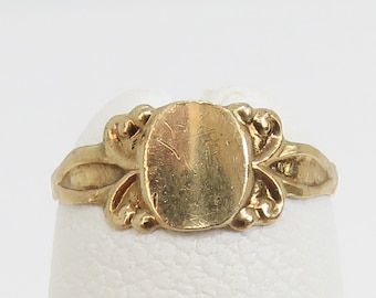 Antiguo colgante de anillo de bebé micro Ostby & Barton en oro de 10 quilates, tamaño 0,5