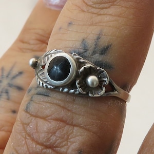 Vintage sterling silver onyx flower ring