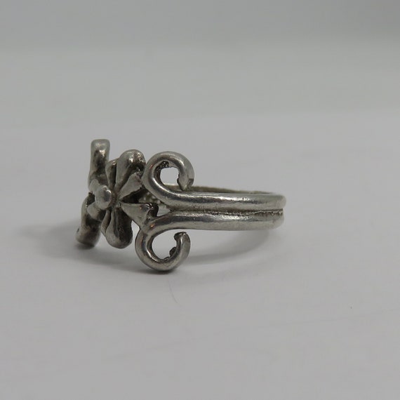 Vintage sterling silver flower ring - image 3