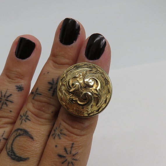 vintage black resin and gold tone shield ring - image 4