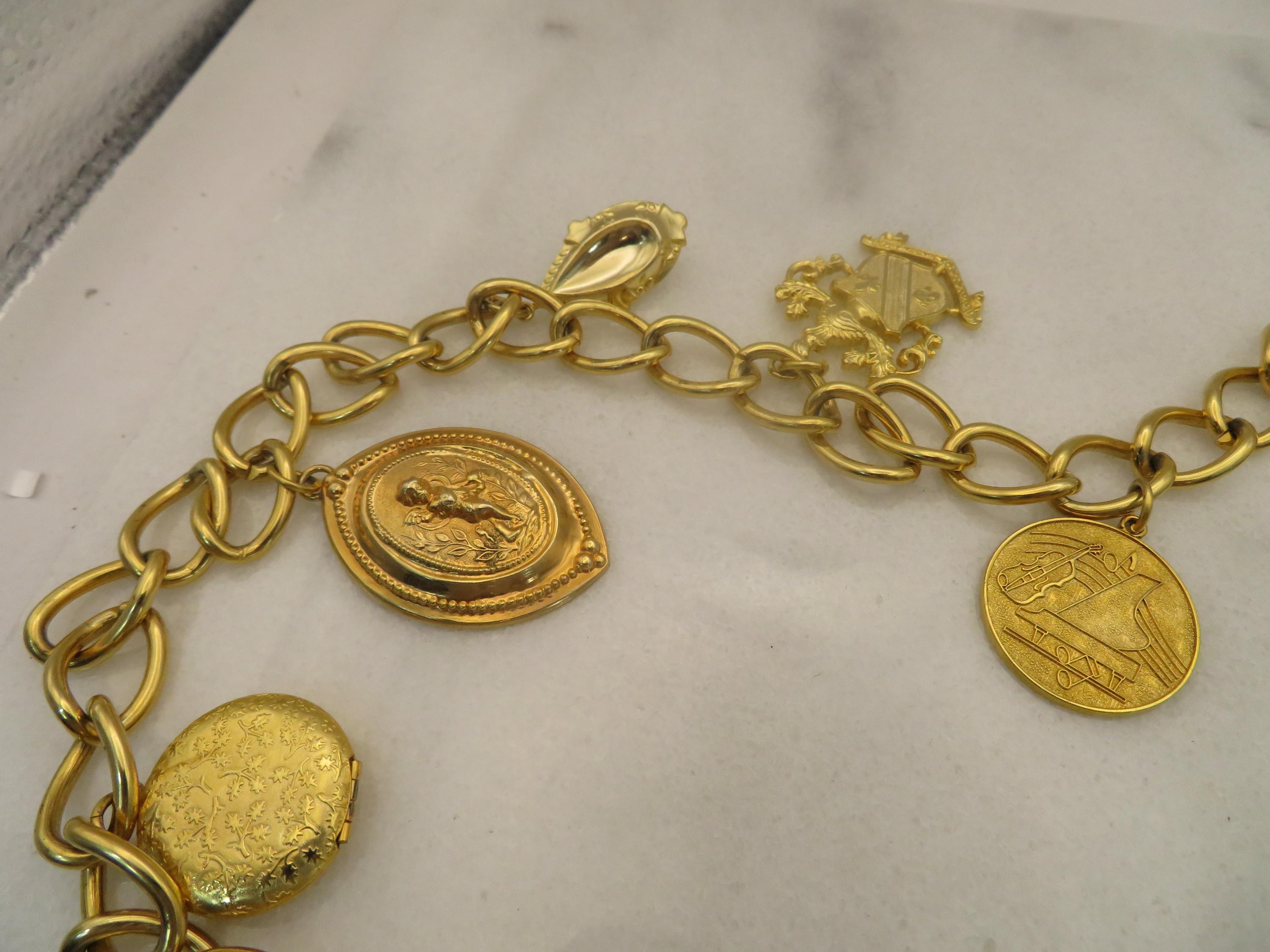 ESCADA Women’s Gilted Gold Tone Couture Chain Link Belt ESCADA Vintage Belt with Gold-Tone Details Pre-Owned main image 2