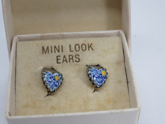 tiny vintage enamel heart clip on earrings - image 1