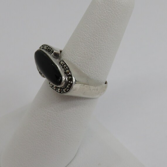 Vintage sterling silver onyx and marcasite ring - image 3