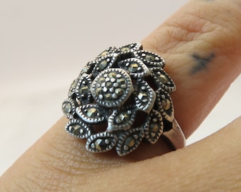 Anillo vintage de plata de ley con flor de marcasita