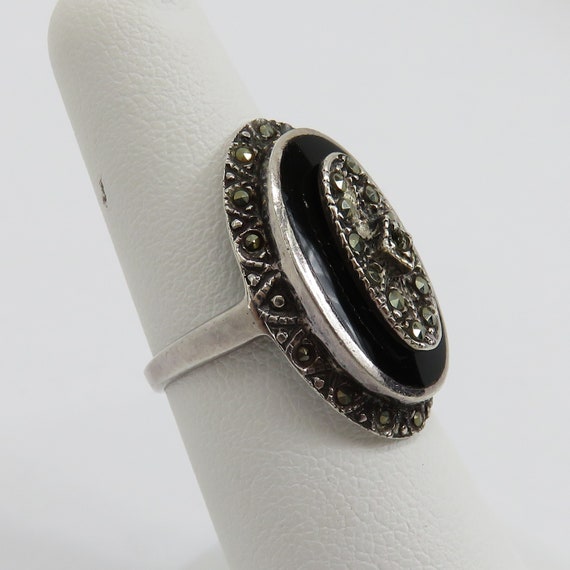Vintage sterling silver onyx and marcasite ring - image 3