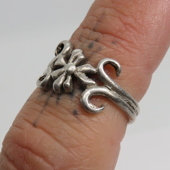 Vintage sterling silver flower ring - image 6