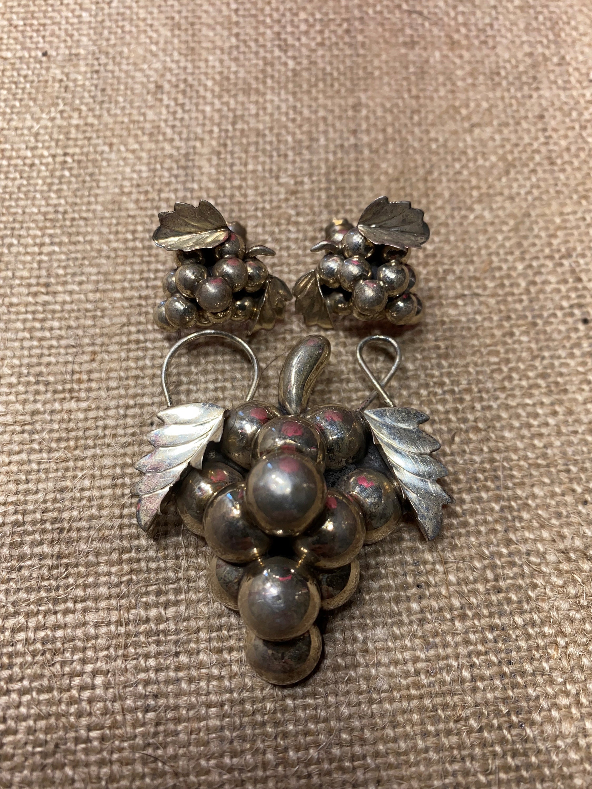 【Sinoon】 Dangling Grape Brooch MUSINSA | SINOON Dangling Grape Brooch (Silver Gold)