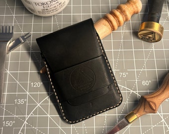 Modernes, handgefertigtes, schmales 3-Karten-Portemonnaie mit einer Klappe