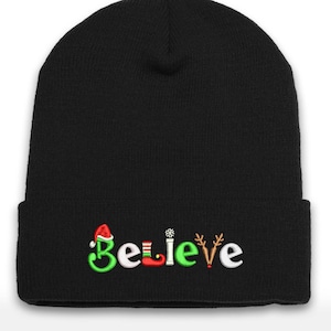 Bestickte Weihnachtsmütze: Believe Holiday Logo, Acrylmütze mit Manschette