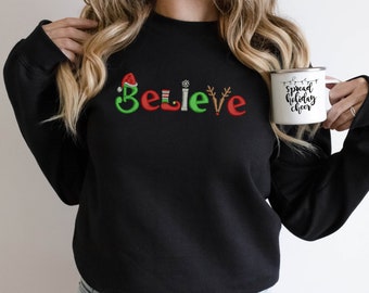 Believe Christmas Besticktes Crewneck Sweatshirt | Weihnachtspullover | Weicher und bequemer | Unisex