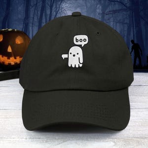 Może przedstawiać: Czarna czapka bejsbolówka z białym duchem i napisem "boo" w dymku.