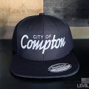 Compton geborduurde snapbackpet: retro hiphopstijl