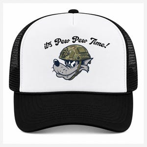 Puede incluir: Una gorra de camionero blanca y negra con un gráfico de un lobo de dibujos animados con un casco táctico de camuflaje. Sobre el lobo, el texto "it's Pew Pew Time!" en fuente cursiva negra. La gorra tiene visera negra y malla trasera.