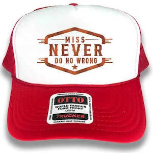 Puede incluir: Gorra de camionero roja y blanca con el texto "MISS NEVER DO NO WRONG" en marrón. La gorra tiene una parte trasera de malla y una visera curva. Una pequeña etiqueta es visible en la parte delantera.