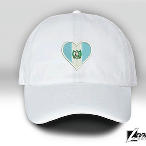 Könnte beinhalten: Weiße Baseballkappe mit einem gestickten Herz, das die Flagge Guatemalas zeigt.