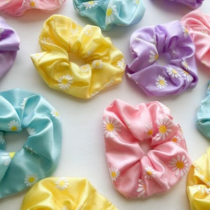 Spring Daisy Scrunchie, Gift For Her, Floral Scrunchie, Oversize Scrunchie, Tulle Hair Tie With Daisies