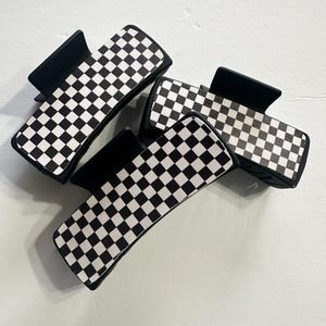 Black and White Checkered Hair Claw Clip, Faux Leather Covered Clip, Trendy Hair Clip, Women&#39;s Hair Accessory, Large Retro Claw Clip
