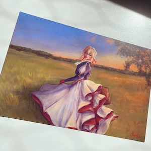 Puede incluir: Una pintura de una mujer con un vestido blanco con detalles rojos, de pie en un campo con un libro en la mano. El cielo es azul y hay árboles en el fondo.