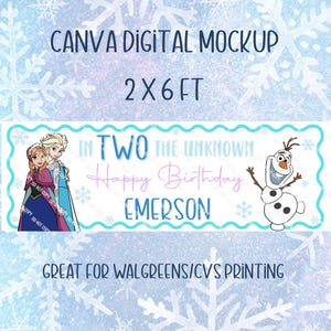 Pu&ograve; includere: Un banner digitale di mockup con il testo "CANVA DIGITAL MOCKUP" e dimensioni di 2 x 6 piedi. Il banner presenta illustrazioni di Anna, Elsa e Olaf di Frozen, con le parole "Happy Birthday Emerson".