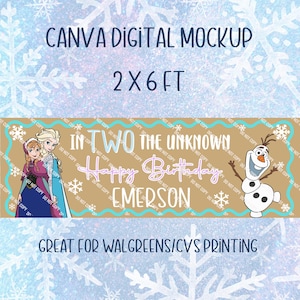 Pu&ograve; includere: Un banner digitale di mockup con il testo "CANVA DIGITAL MOCKUP" e dimensioni di 2 x 6 piedi (circa 61 x 183 cm). Il banner presenta il testo "IN TWO THE UNKNOWN Happy Birthday EMERSON" con immagini di personaggi e fiocchi di neve.