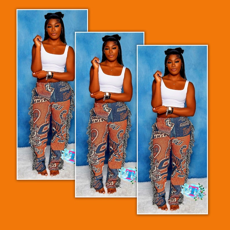 K&ouml;nnte beinhalten: Drei Fotos einer Person, die ein wei&szlig;es Tanktop und eine blaue und orangefarbene Hose mit Fransen tr&auml;gt. Die Hose hat einen Tigerdruck und die Worte "Tiger University" darauf.