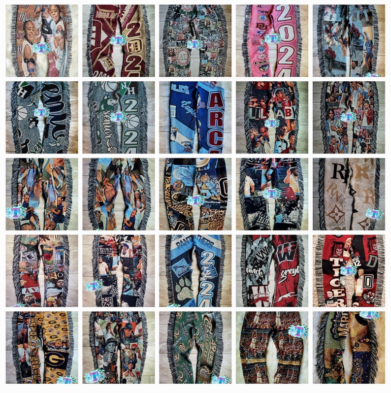 K&ouml;nnte beinhalten: Eine Collage aus 25 verschiedenen Abschlussb&auml;ndern mit verschiedenen Designs und Farben. Die B&auml;nder sind aus Stoff und zeigen Bilder, Text und Logos. Einige B&auml;nder haben einen Fransenrand.