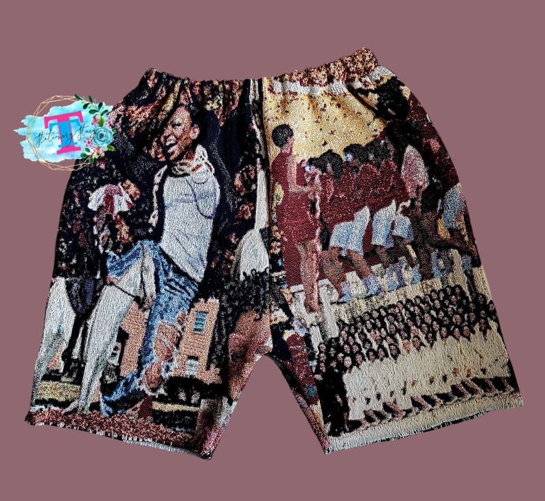 Puede incluir: Un par de pantalones cortos de tapicer&iacute;a marr&oacute;n y negro con una imagen colorida de personas en la parte delantera. La imagen incluye una persona con jeans azules y una camisa blanca, un grupo de personas con rojo y blanco, y un grupo de personas con blanco.