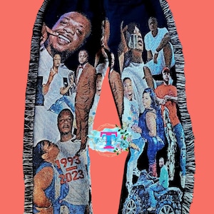 Puede incluir: Pantal&oacute;n negro con un collage de fotos impresas. Las fotos incluyen personas de diferentes edades y razas. El pantal&oacute;n tiene un ribete con flecos en los lados. El texto "1993-2023" es visible en la pierna izquierda.