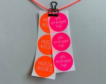 Aufkleber Set , 10 x „Hugs & Kisses“ neon orange und 10 x  „gift are wrapped hugs“ neon pink