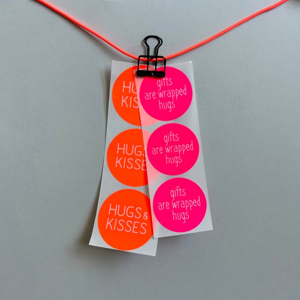 Aufkleber Set , 10 x „Hugs & Kisses“ neon orange und 10 x  „gift are wrapped hugs“ neon pink