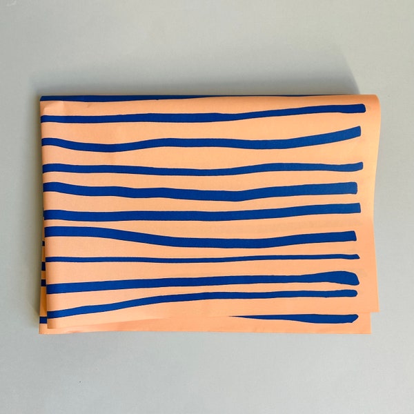 5 Bögen Seidenpapier, apricot mit cobalt blauen Blockstreifen